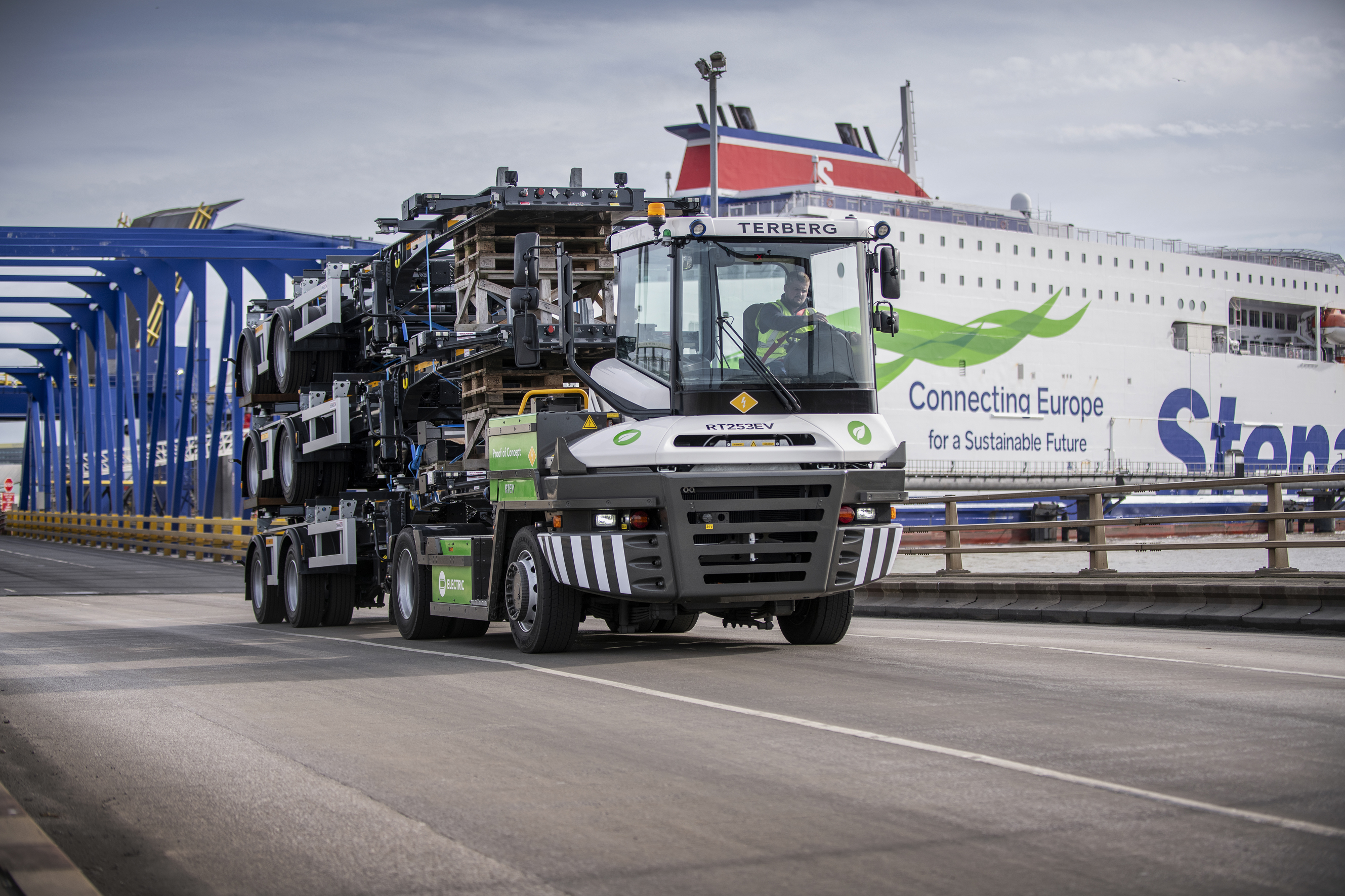 RT253EV RoRo Tractor op tournee in het Verenigd Koninkrijk