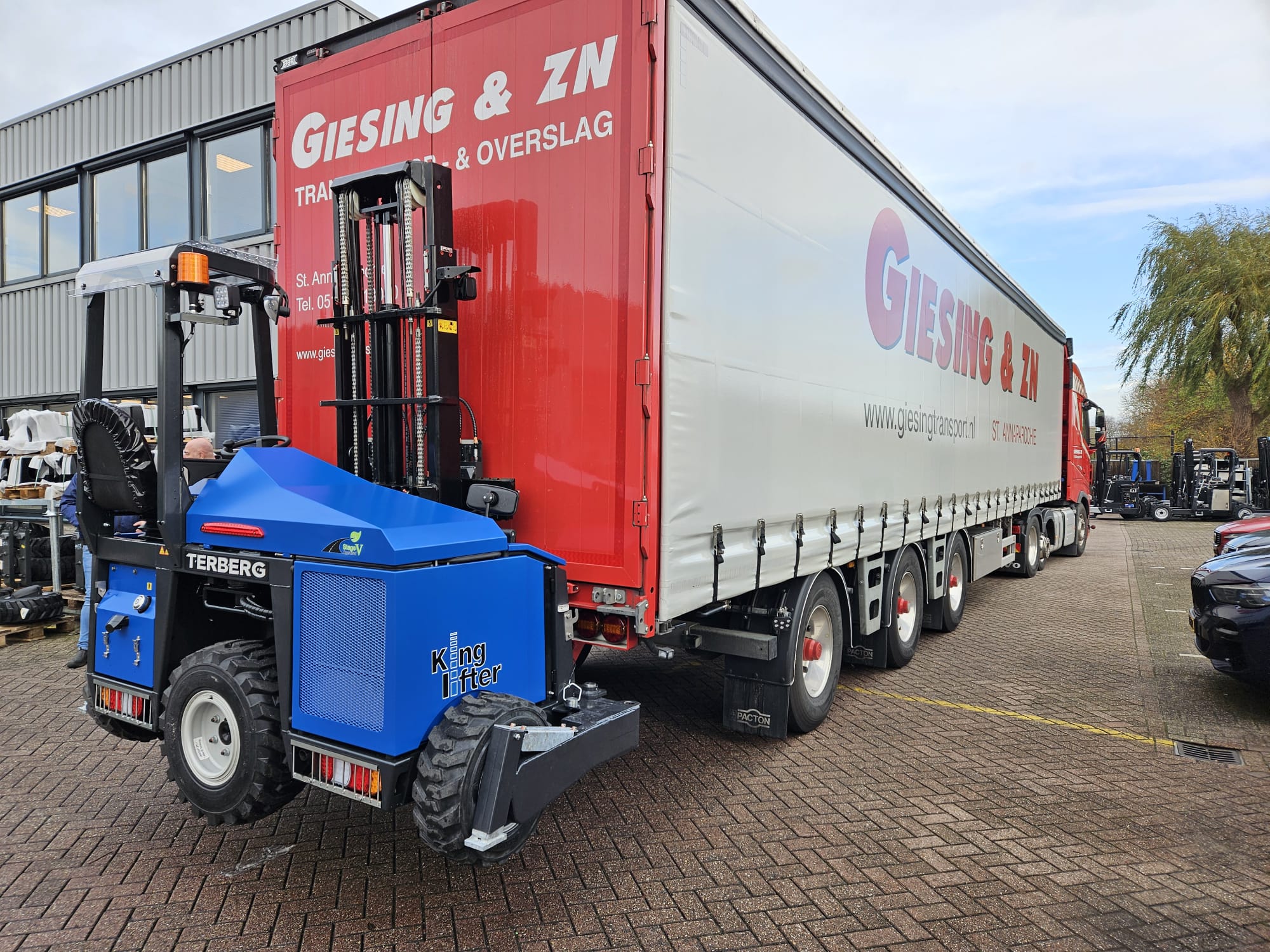 Ontdek de innovatieve 'Klapvoet' wielarmen van Terberg Kinglifter B.V.